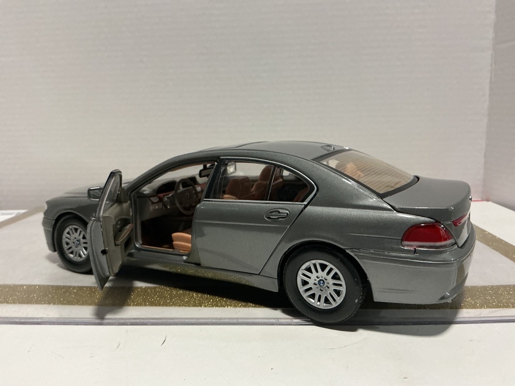 1/18 MOTOR MAX BMW 7 SERIES GREY ON BROWN image