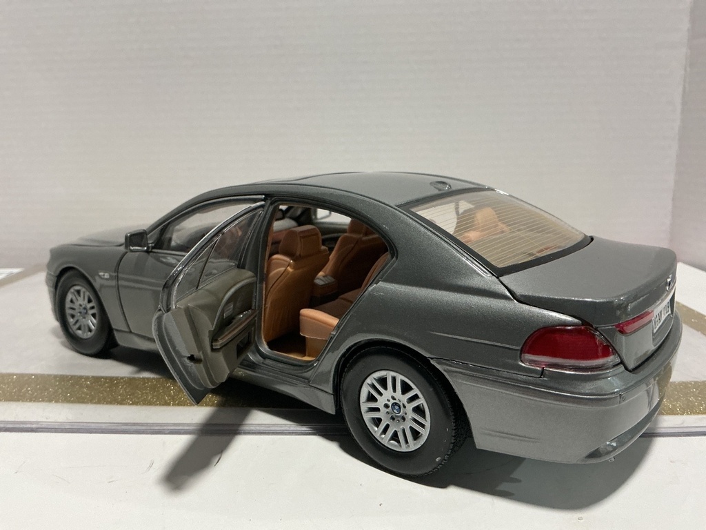 1/18 MOTOR MAX BMW 7 SERIES GREY ON BROWN image