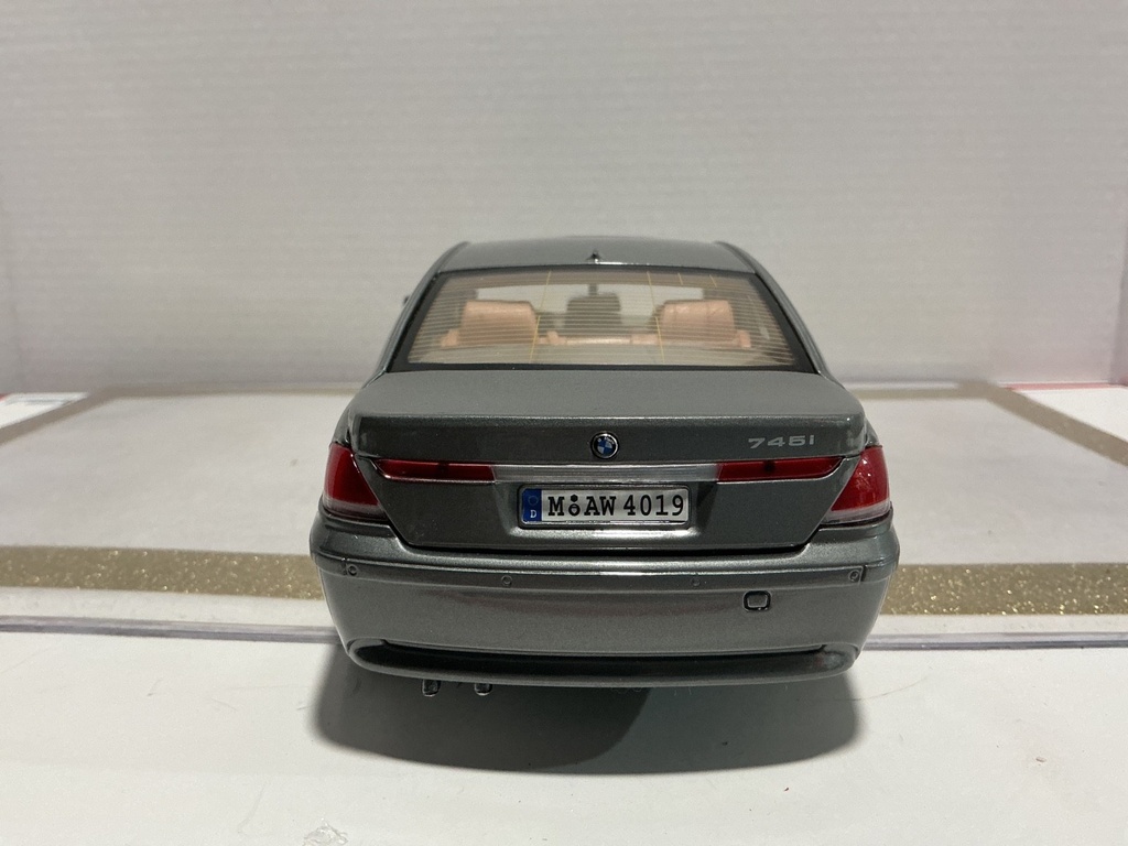 1/18 MOTOR MAX BMW 7 SERIES GREY ON BROWN image