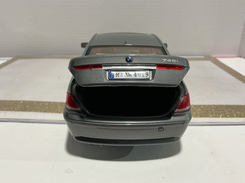 1/18 MOTOR MAX BMW 7 SERIES GREY ON BROWN image