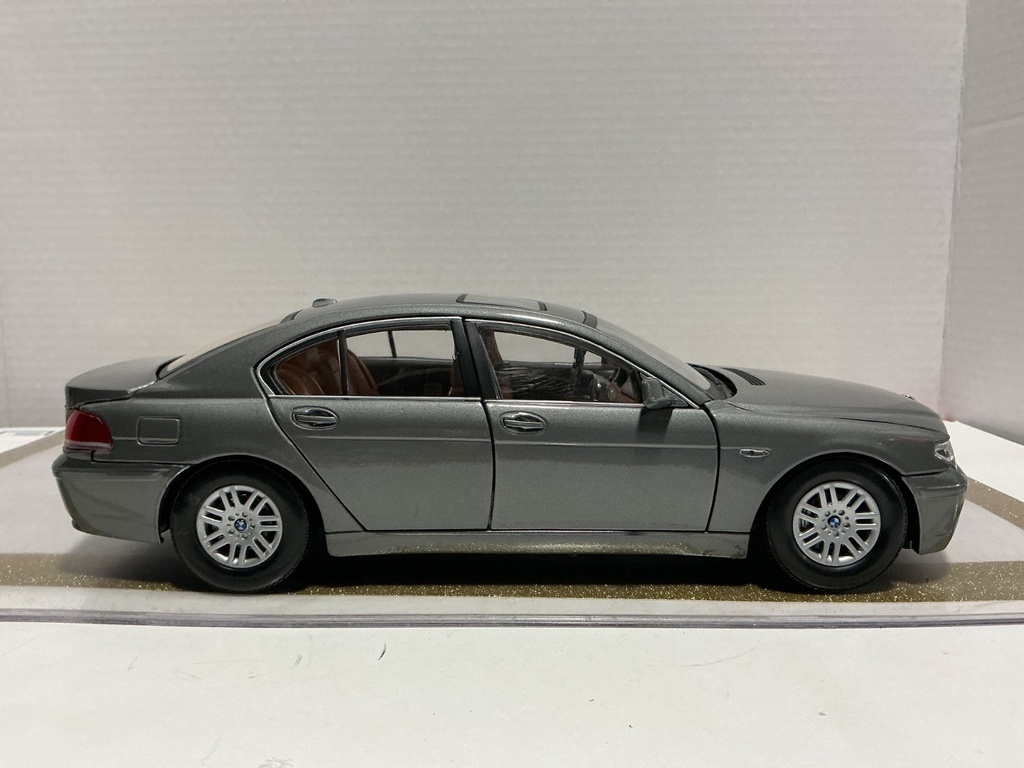 1/18 MOTOR MAX BMW 7 SERIES GREY ON BROWN image