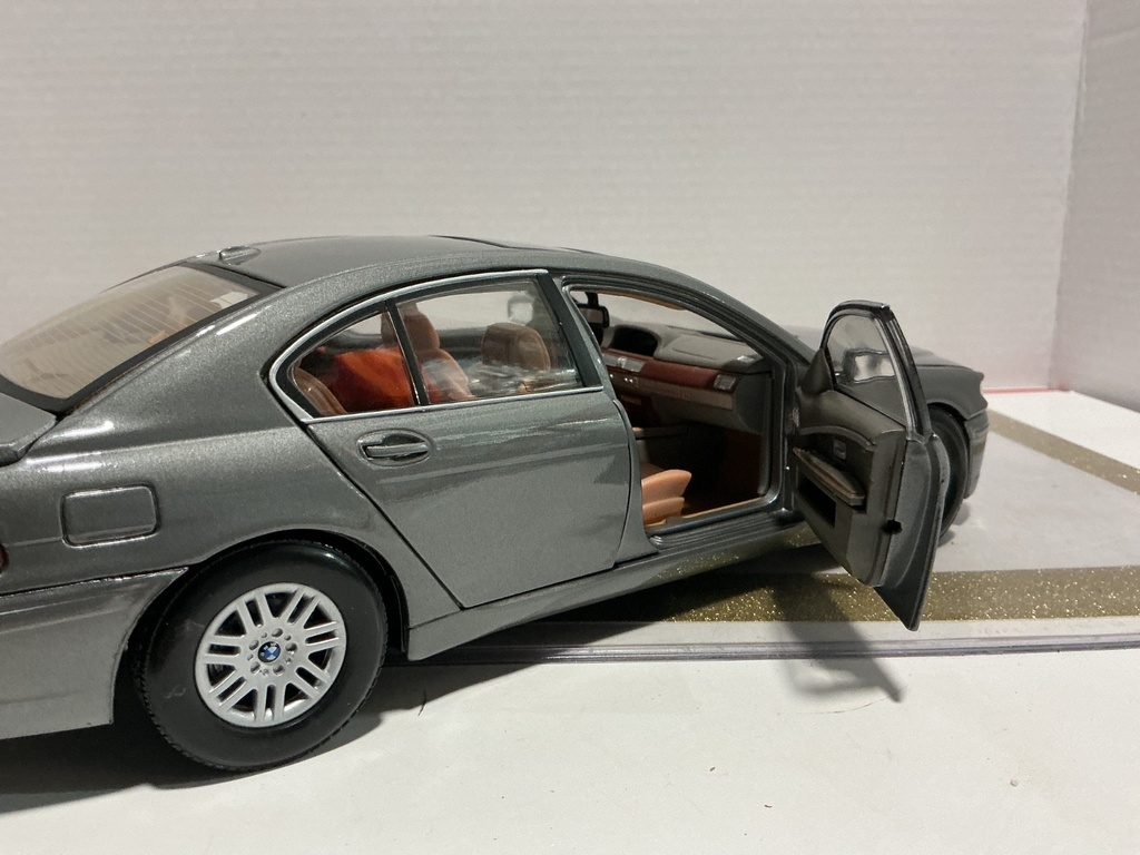 1/18 MOTOR MAX BMW 7 SERIES GREY ON BROWN image