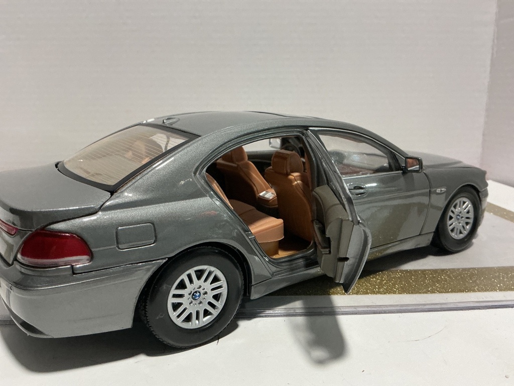 1/18 MOTOR MAX BMW 7 SERIES GREY ON BROWN image