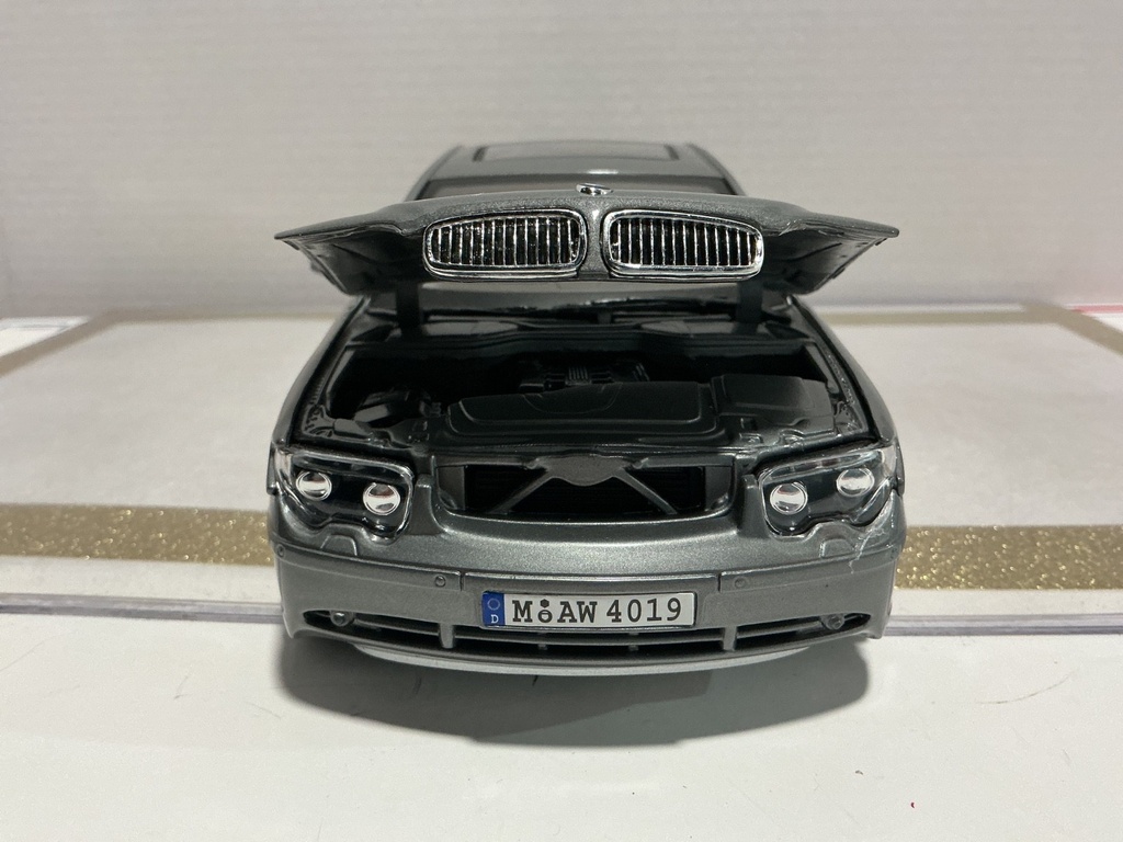 1/18 MOTOR MAX BMW 7 SERIES GREY ON BROWN image