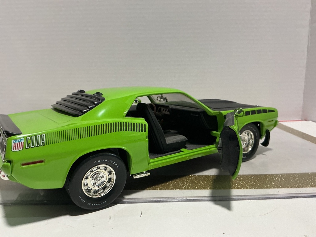 1/18 ERTL 1970 PLYMOUTH ‘CUDA GREEN/BLACK ON BLACK image