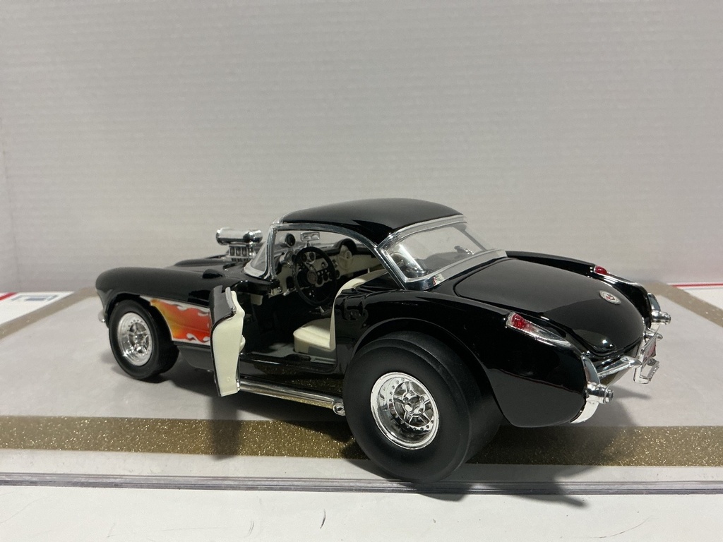 1/18 ROAD LEGENDS 1957 CHEVROLET CORVETTE GASSER BLACK ON CREAM image