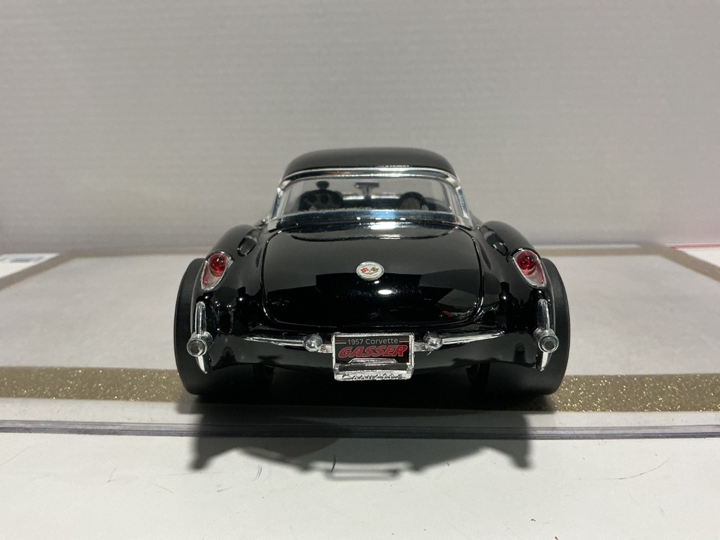 1/18 ROAD LEGENDS 1957 CHEVROLET CORVETTE GASSER BLACK ON CREAM image