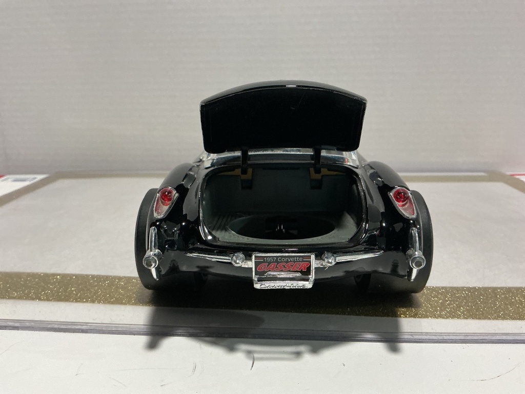 1/18 ROAD LEGENDS 1957 CHEVROLET CORVETTE GASSER BLACK ON CREAM image