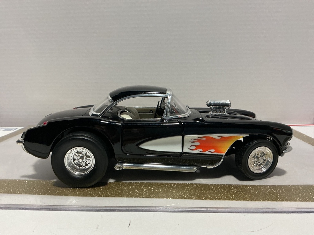 1/18 ROAD LEGENDS 1957 CHEVROLET CORVETTE GASSER BLACK ON CREAM image