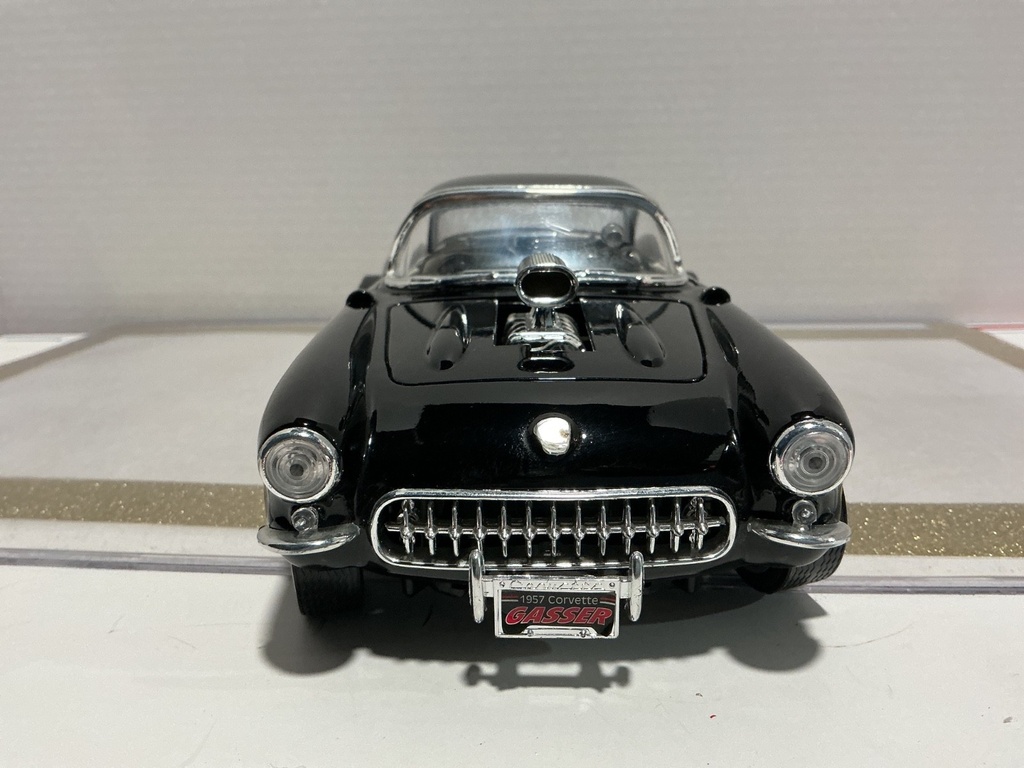 1/18 ROAD LEGENDS 1957 CHEVROLET CORVETTE GASSER BLACK ON CREAM image