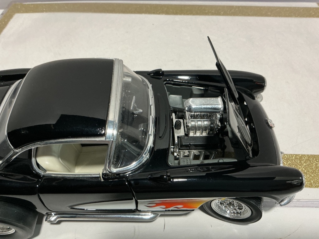1/18 ROAD LEGENDS 1957 CHEVROLET CORVETTE GASSER BLACK ON CREAM image