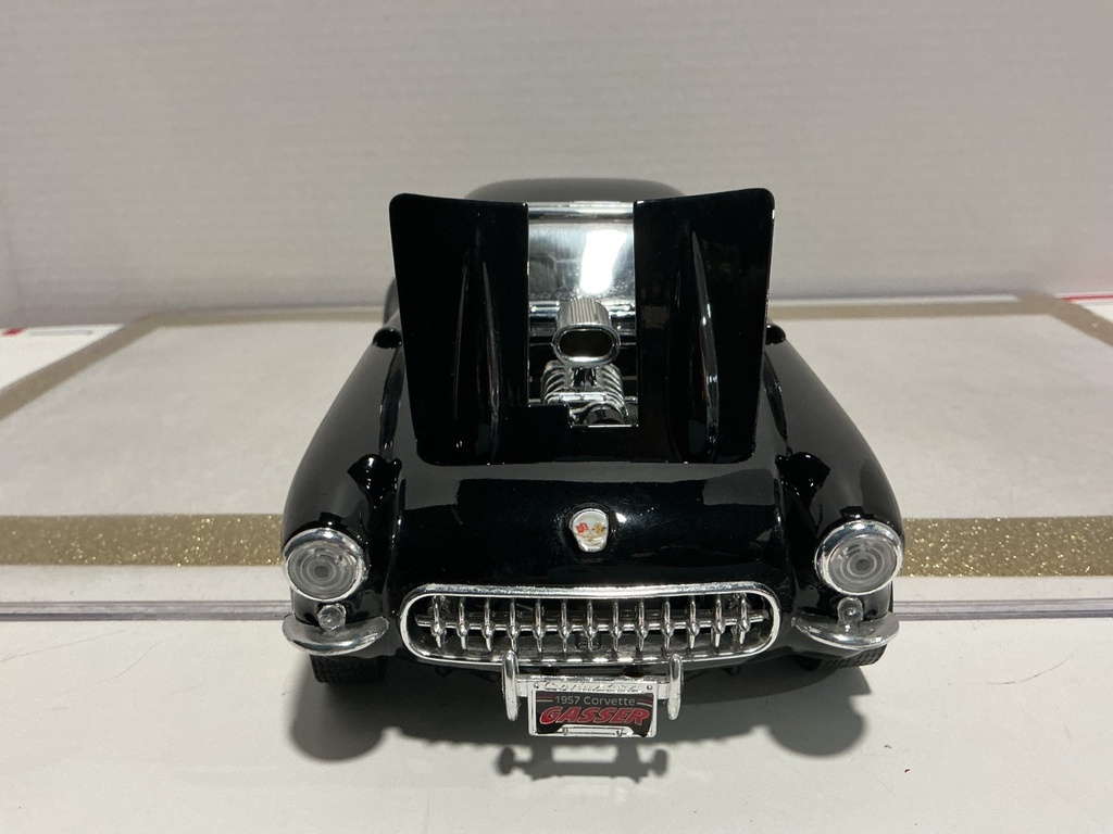 1/18 ROAD LEGENDS 1957 CHEVROLET CORVETTE GASSER BLACK ON CREAM image