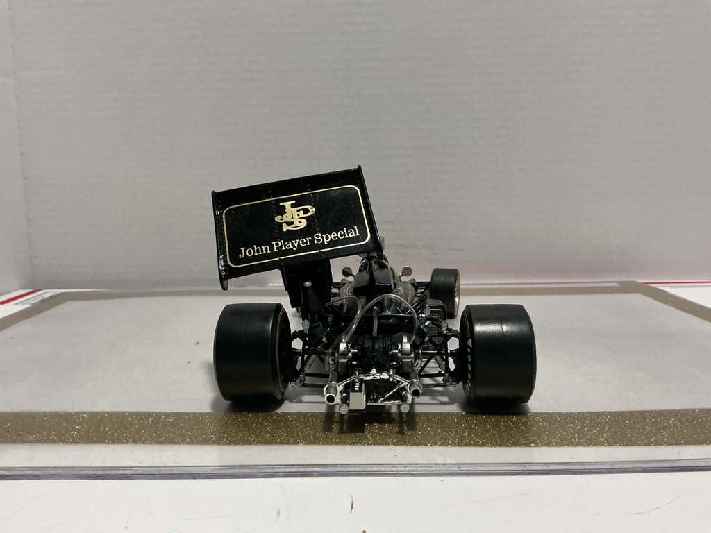 1/18 QUARTZO LOTUS 72 BLACK/GOLD ON BLACK image