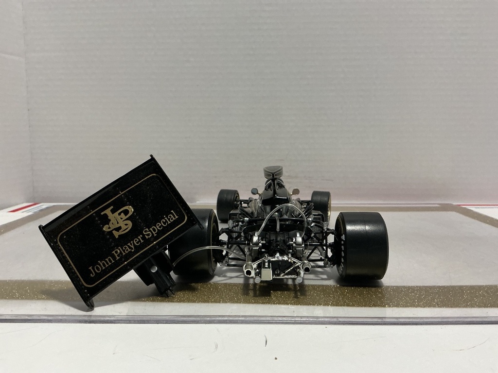 1/18 QUARTZO LOTUS 72 BLACK/GOLD ON BLACK image