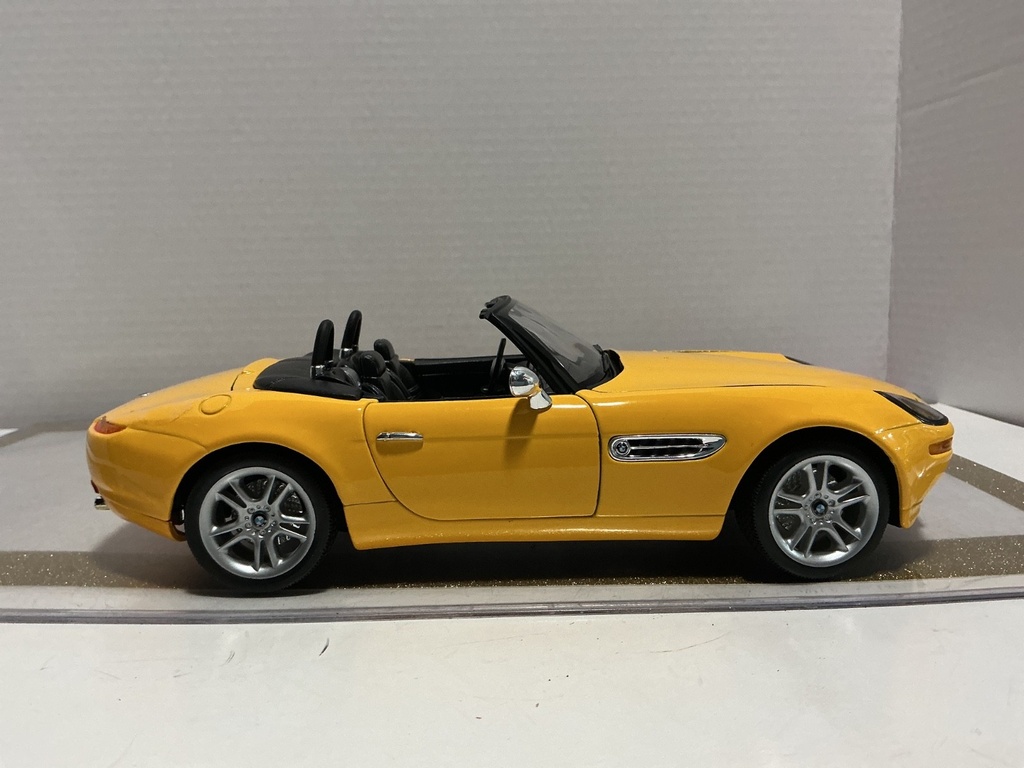 1/18 WELLY BMW Z8 YELLOW ON BLACK image