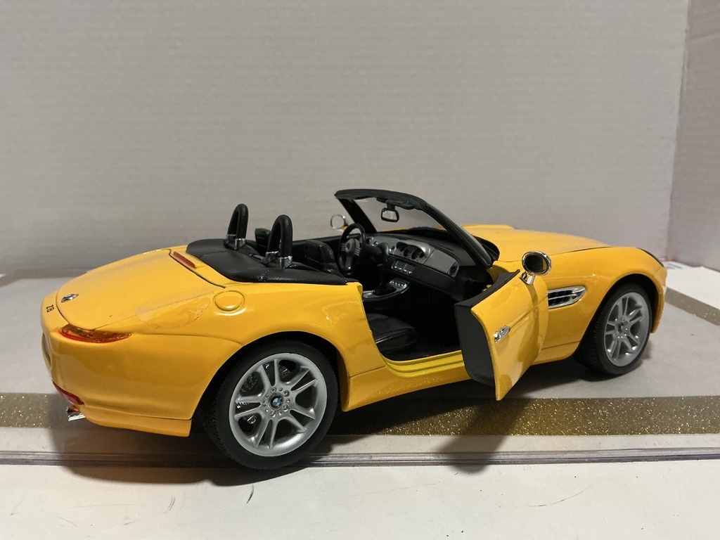 1/18 WELLY BMW Z8 YELLOW ON BLACK image