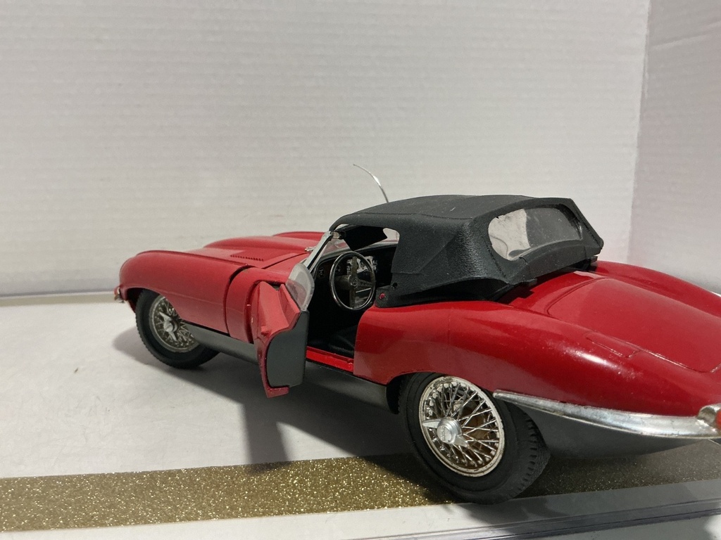 1/18 POLISTIL JAGUAR XK.E RED ON BLACK *JUNKYARD CAR image