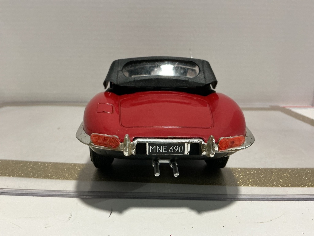 1/18 POLISTIL JAGUAR XK.E RED ON BLACK *JUNKYARD CAR image