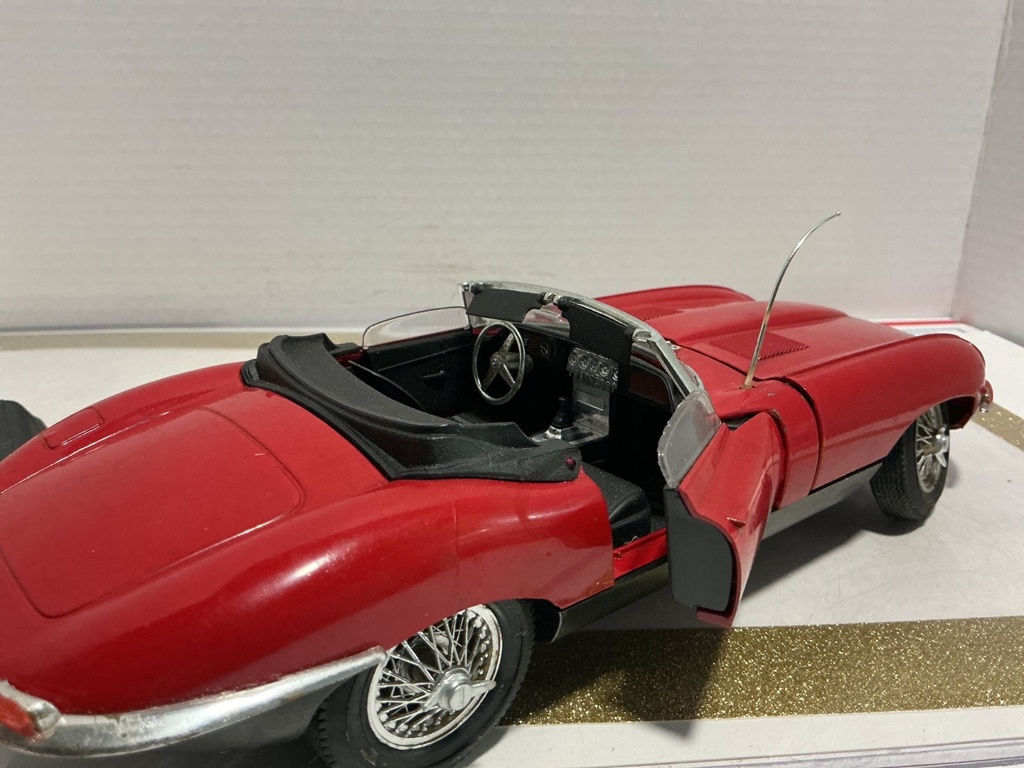 1/18 POLISTIL JAGUAR XK.E RED ON BLACK *JUNKYARD CAR image