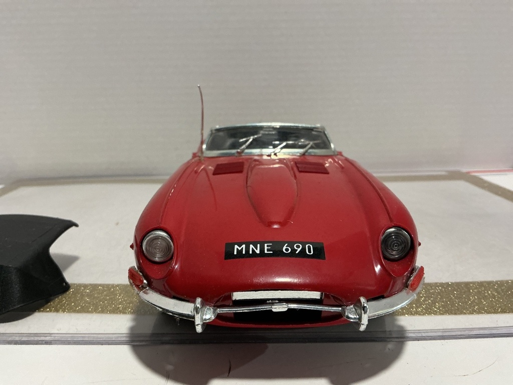 1/18 POLISTIL JAGUAR XK.E RED ON BLACK *JUNKYARD CAR image