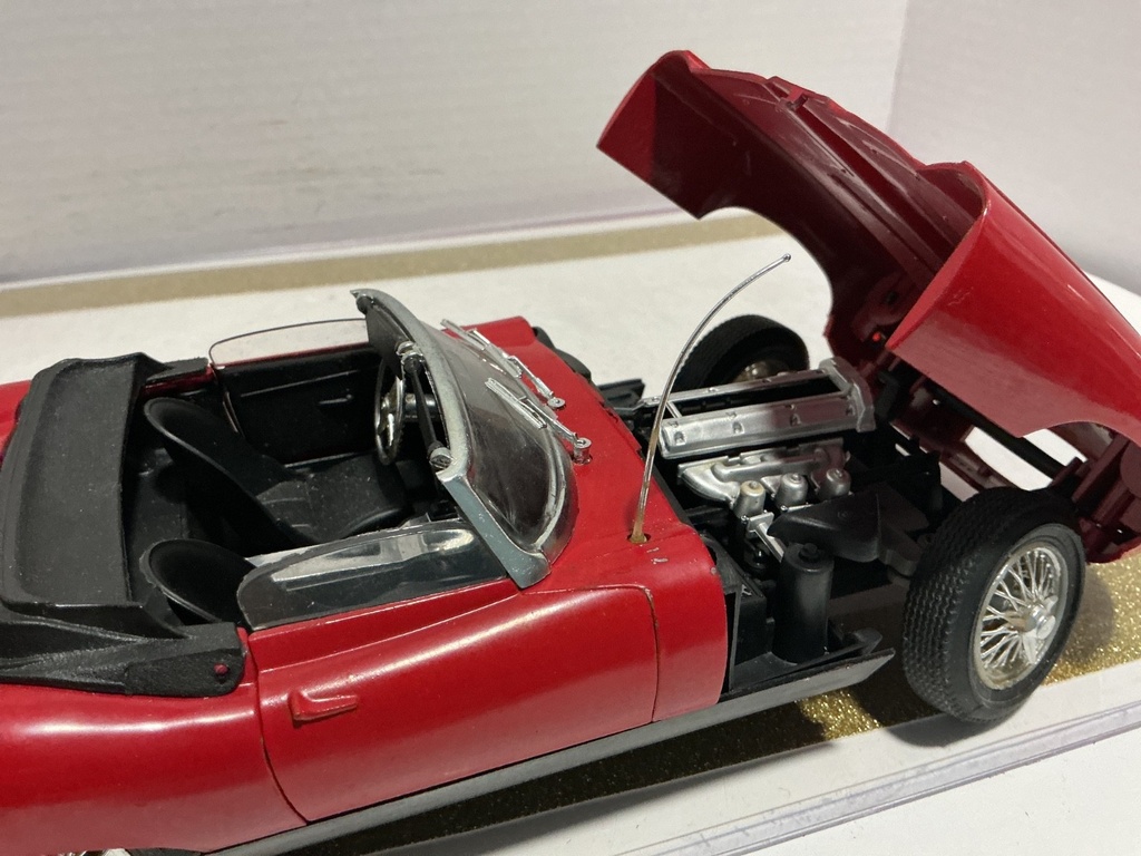 1/18 POLISTIL JAGUAR XK.E RED ON BLACK *JUNKYARD CAR image