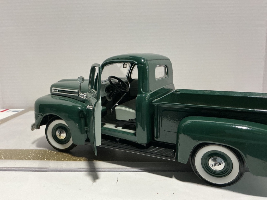 1/18 ROAD LEGENDS 1948 FORD F-1 PICK UP GREEN ON GREEN image