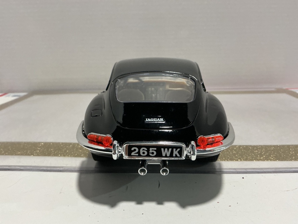 1/18 BURAGO JAGUAR “E” 1961 BLACK ON CREAM image