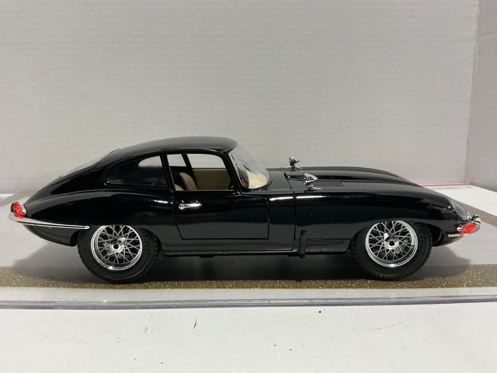 1/18 BURAGO JAGUAR “E” 1961 BLACK ON CREAM image