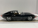 1/18 BURAGO JAGUAR “E” 1961 BLACK ON CREAM image