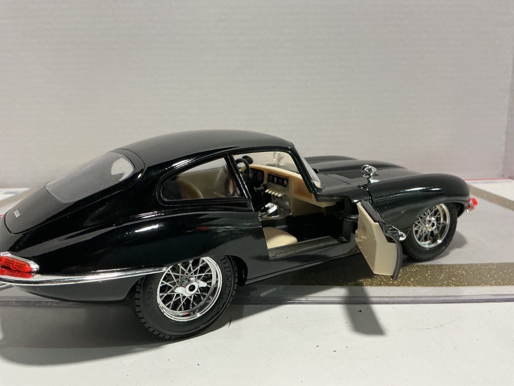1/18 BURAGO JAGUAR “E” 1961 BLACK ON CREAM image