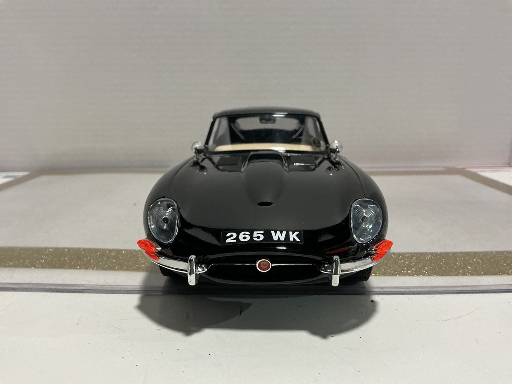 1/18 BURAGO JAGUAR “E” 1961 BLACK ON CREAM image