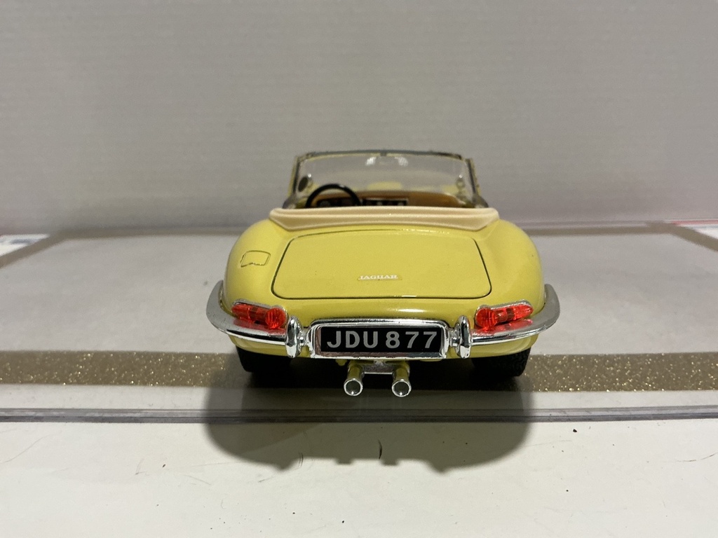 1/18 BURAGO JAGUAR “E” 1961 YELLOW ON TAN image
