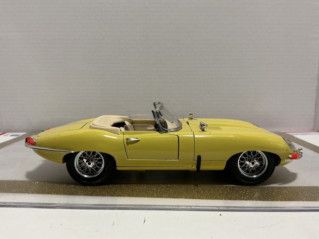 1/18 BURAGO JAGUAR “E” 1961 YELLOW ON TAN image