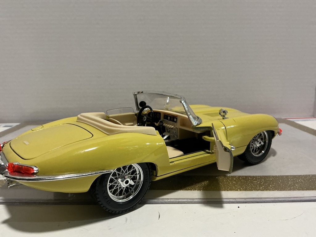 1/18 BURAGO JAGUAR “E” 1961 YELLOW ON TAN image