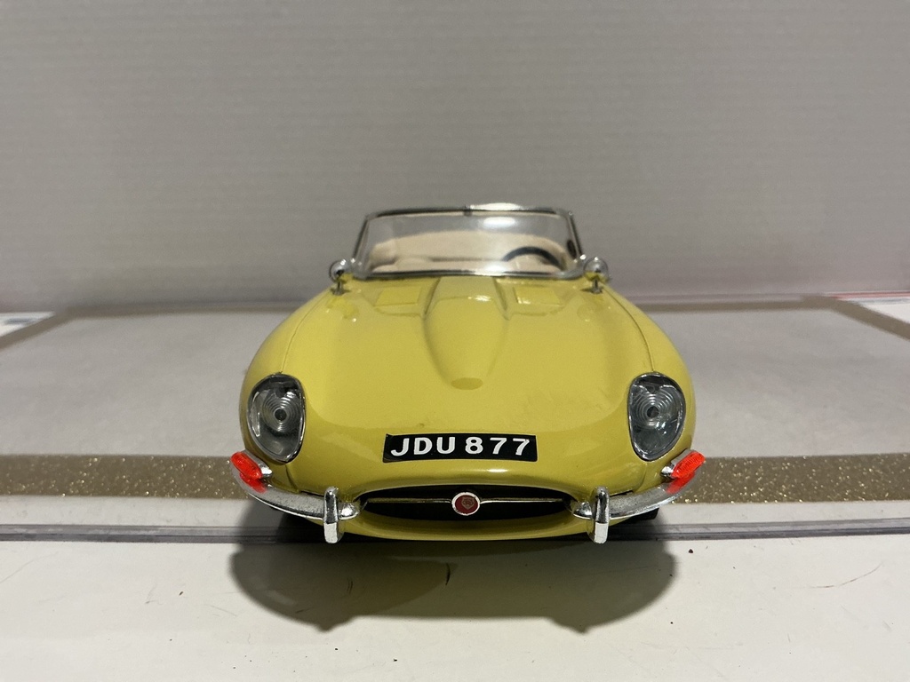 1/18 BURAGO JAGUAR “E” 1961 YELLOW ON TAN image
