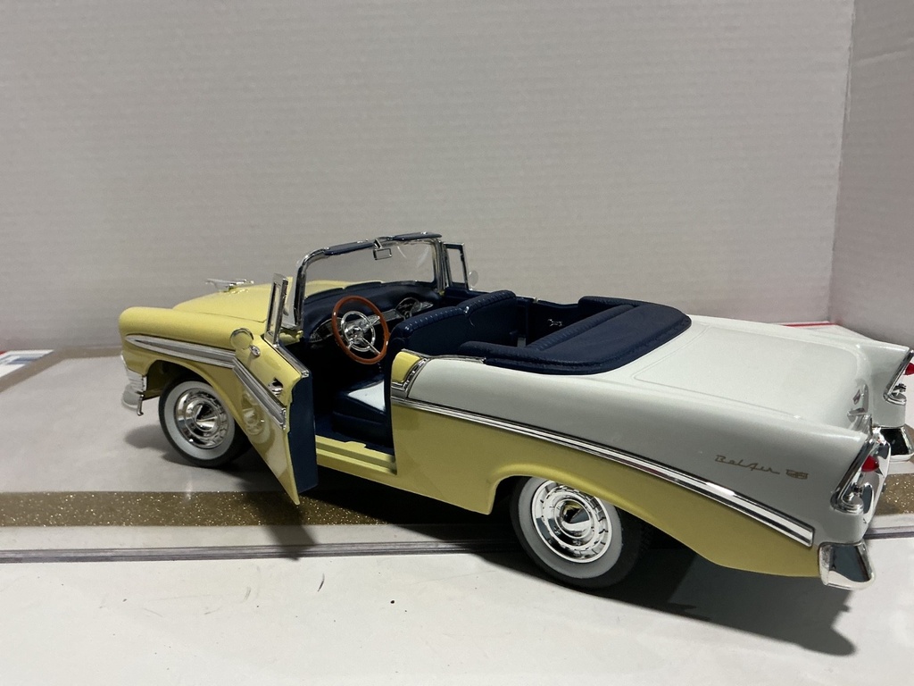 1/18 ROAD SIGNATURE 1956 CHEVROLET BEL AIR YELLOW ON BLUE image