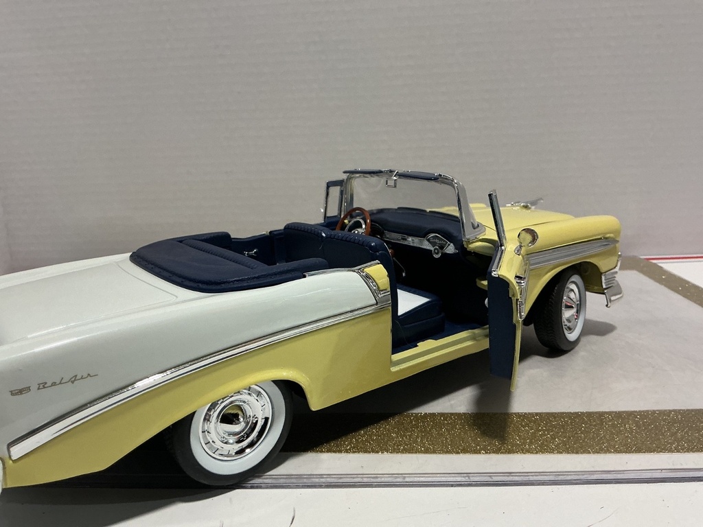 1/18 ROAD SIGNATURE 1956 CHEVROLET BEL AIR YELLOW ON BLUE image