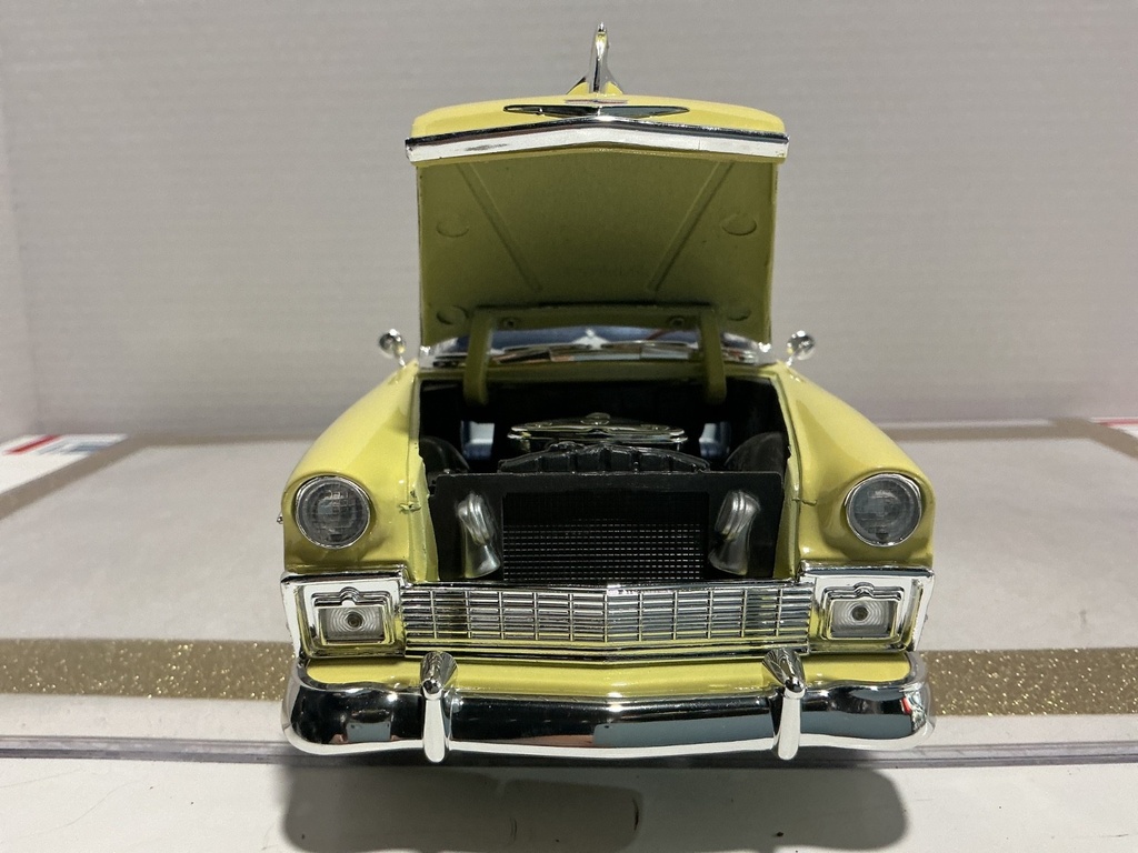 1/18 ROAD SIGNATURE 1956 CHEVROLET BEL AIR YELLOW ON BLUE image
