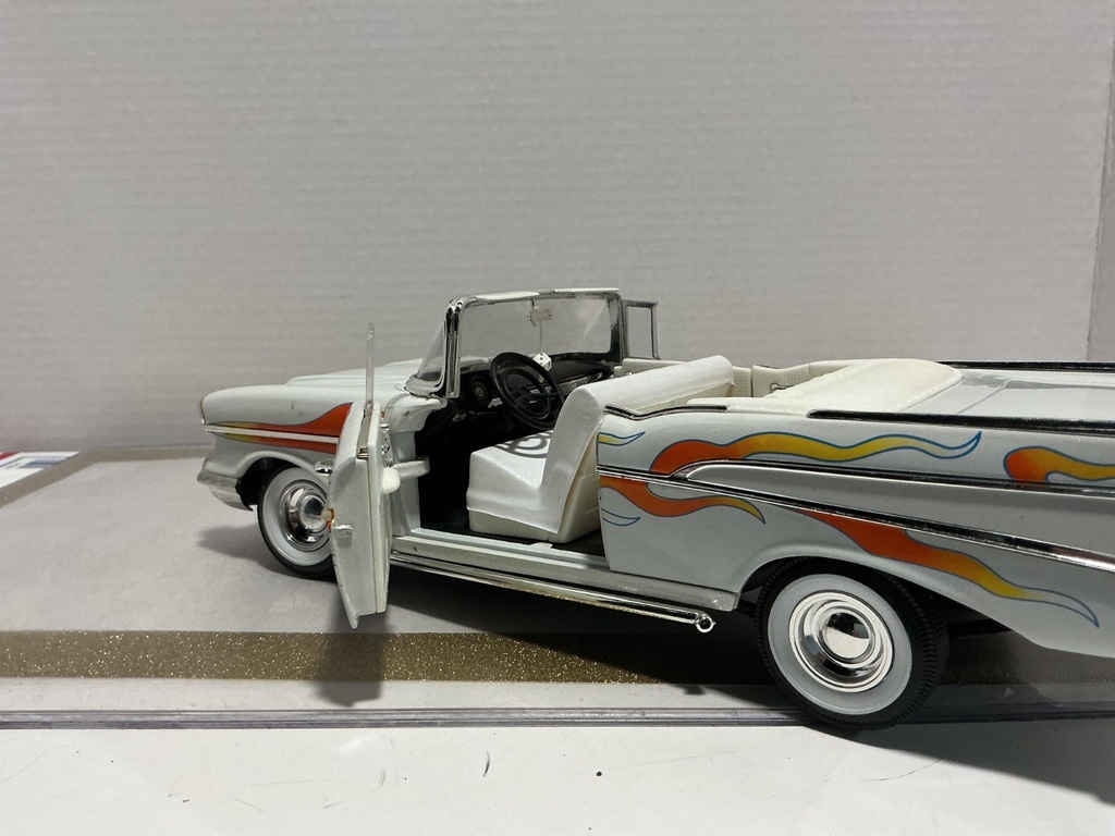 1/18 ERTL CHEVROLET BEL AIR 1957 WHITE ON WHITE image