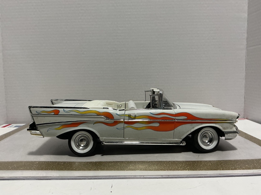 1/18 ERTL CHEVROLET BEL AIR 1957 WHITE ON WHITE image