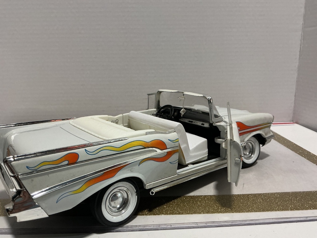 1/18 ERTL CHEVROLET BEL AIR 1957 WHITE ON WHITE image
