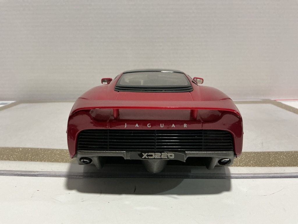 1/18 MAISTO JAGUAR XJ220 RED ON TAN image
