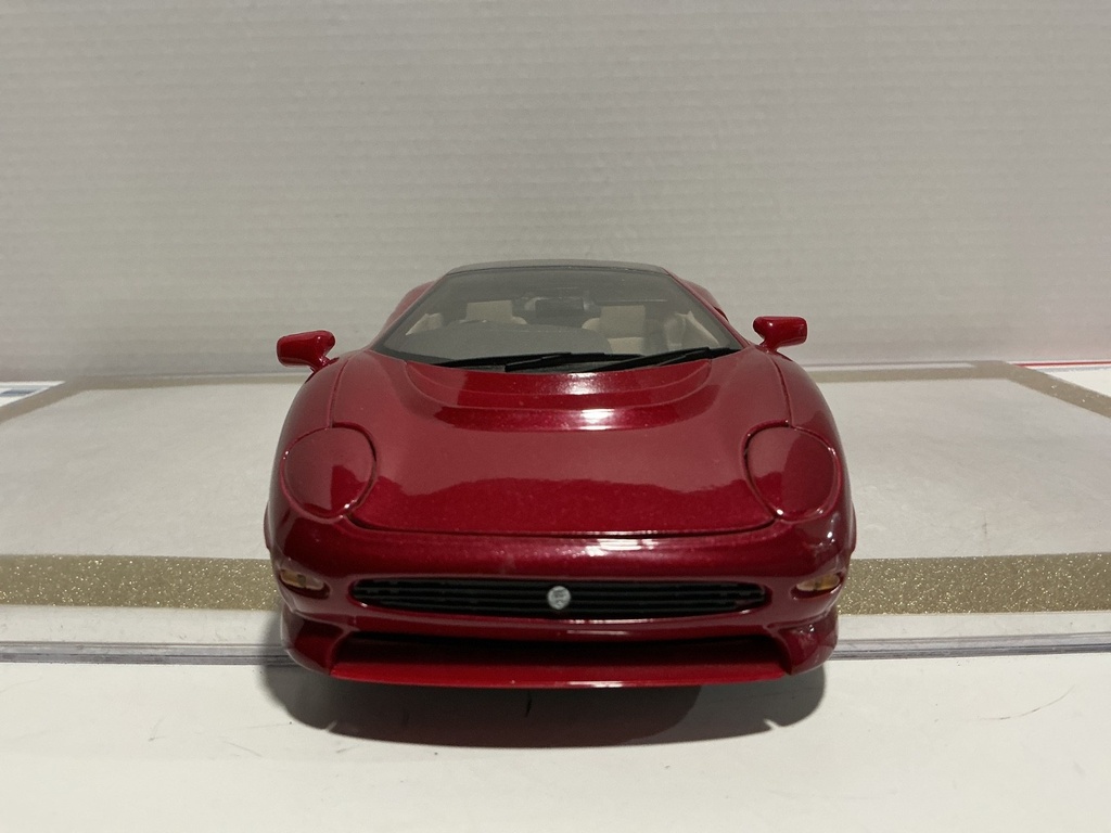 1/18 MAISTO JAGUAR XJ220 RED ON TAN image
