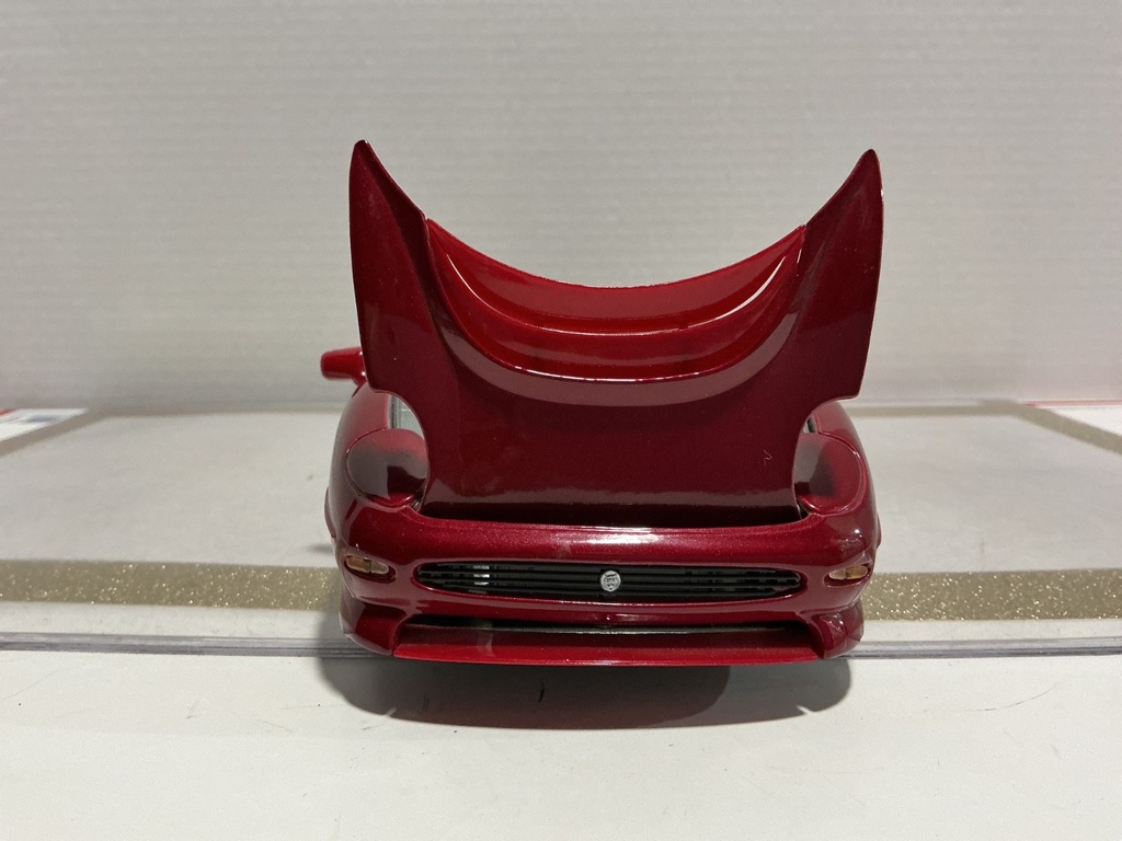 1/18 MAISTO JAGUAR XJ220 RED ON TAN image