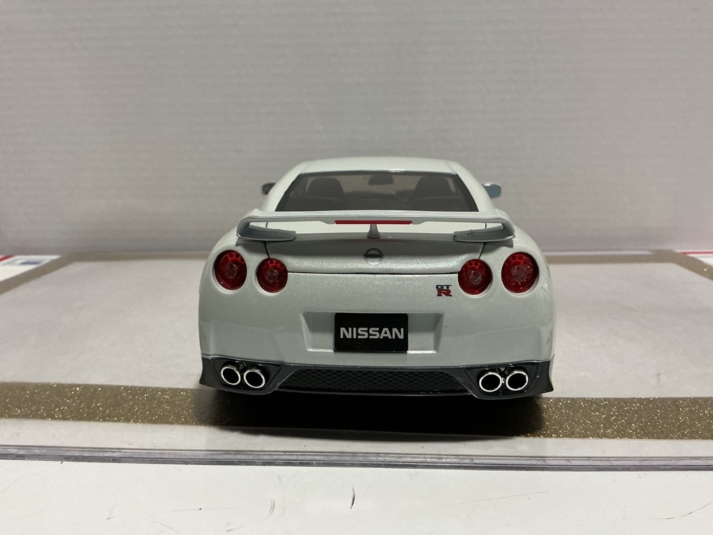 1/18 JADA TOYS 2009 NISSAN GT-R WHITE ON BLACK image