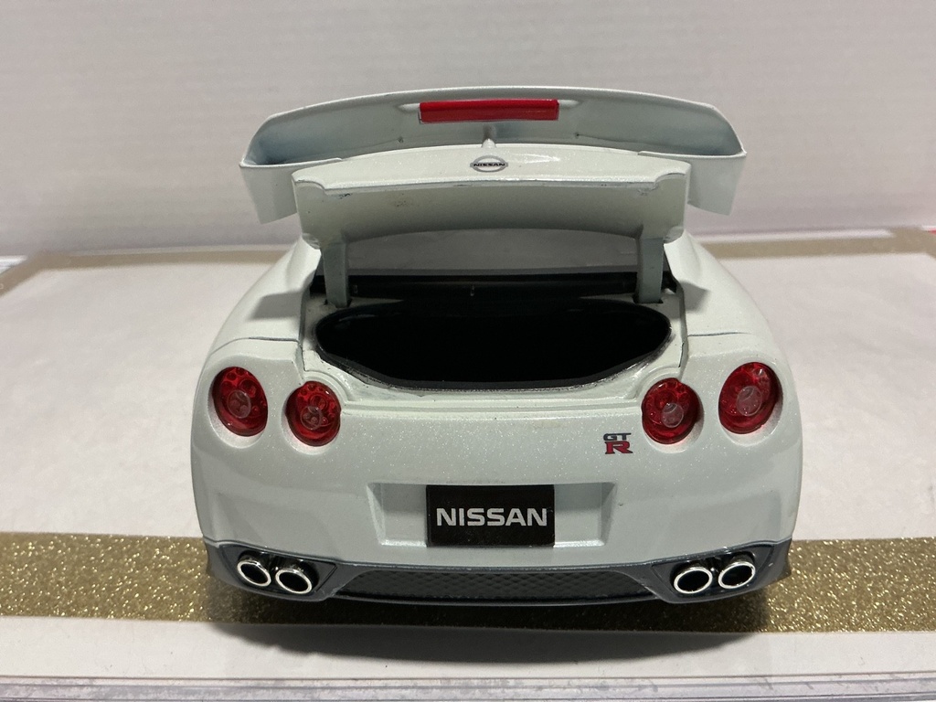 1/18 JADA TOYS 2009 NISSAN GT-R WHITE ON BLACK image