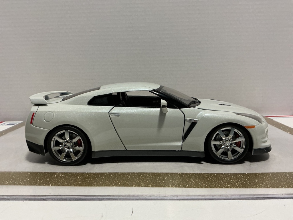 1/18 JADA TOYS 2009 NISSAN GT-R WHITE ON BLACK image