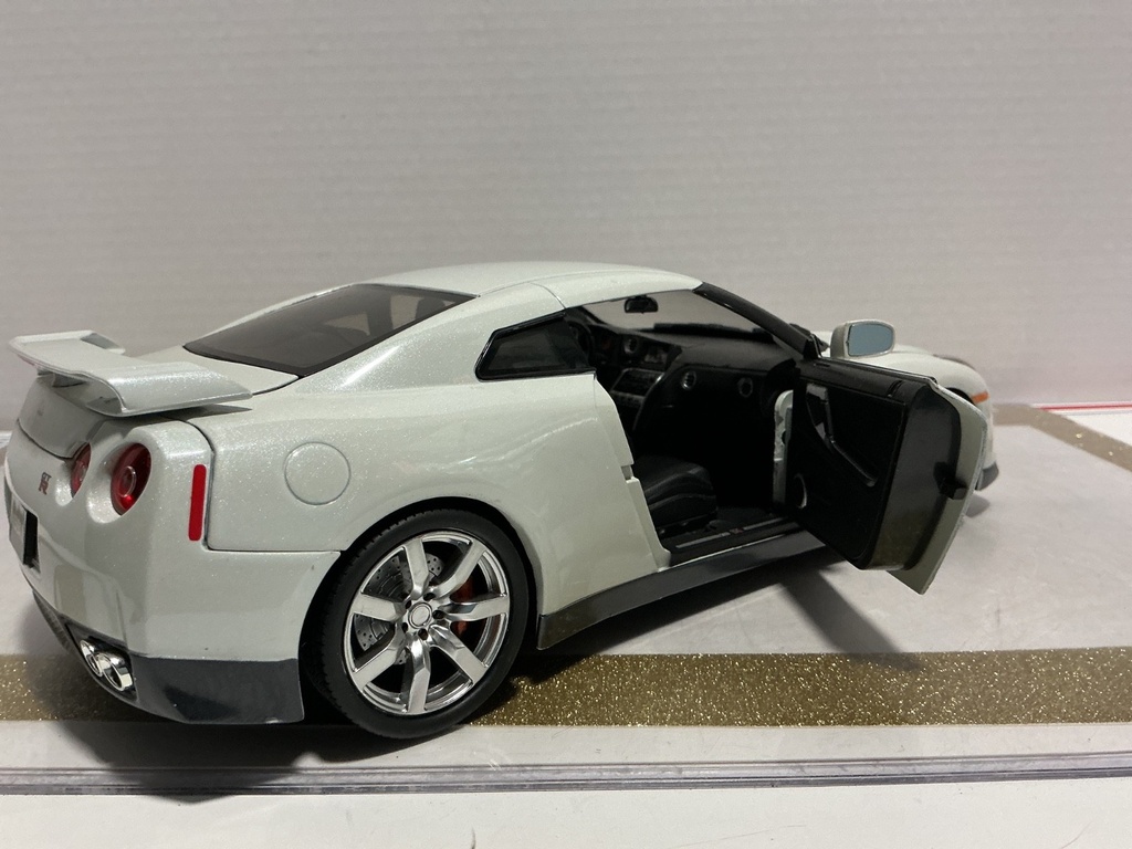 1/18 JADA TOYS 2009 NISSAN GT-R WHITE ON BLACK image