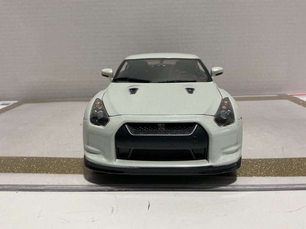 1/18 JADA TOYS 2009 NISSAN GT-R WHITE ON BLACK image