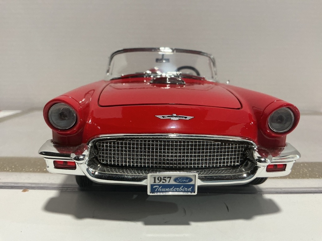 1/18: ROAD SIGNATURE 1957 FORD THUNDERBIRD RED/WHITE image